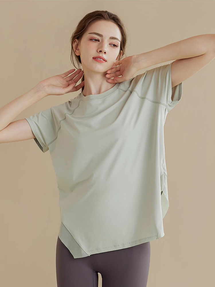 22. Loose-fitting, slimming sports T-shirt